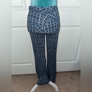 Patterned flare pants 👖✨